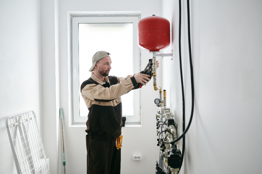 Le technicien installe une chaudière franco-belge dans une maison
