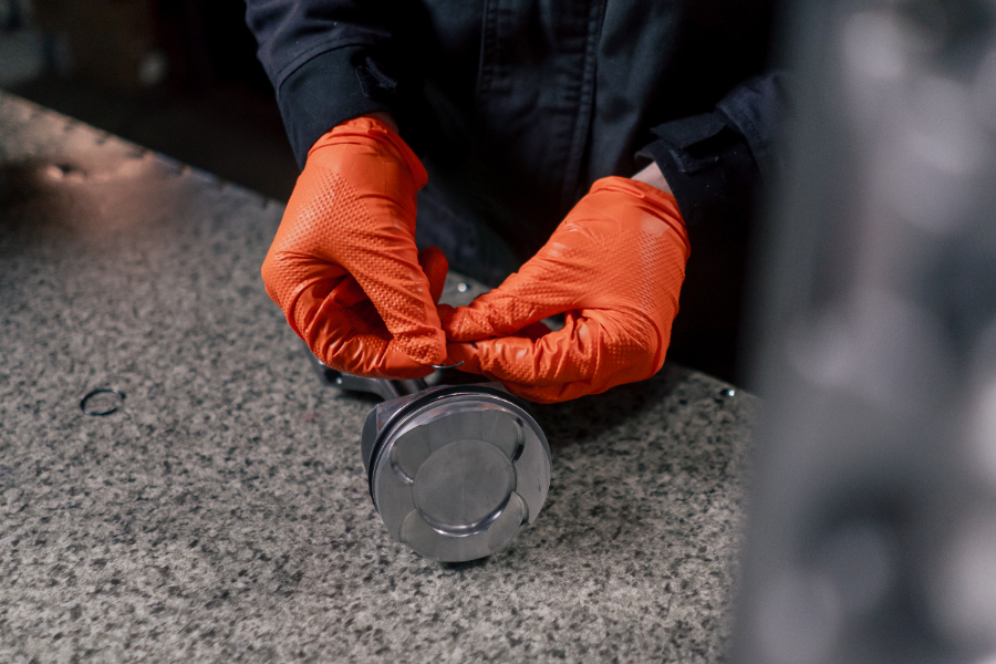 L'homme fait démonter le support de la bobine ryobi d'une coupe bordure