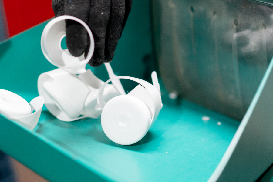 Un spécialiste travaillant pour la fabrication des pièces en plastique dur