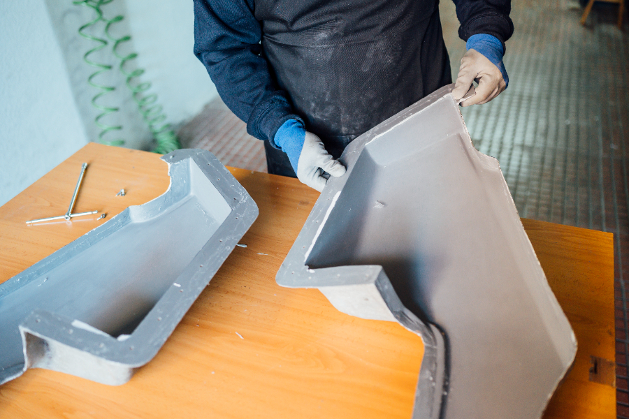 Un homme travaillant pour fabriquer des pièces en plastique dur