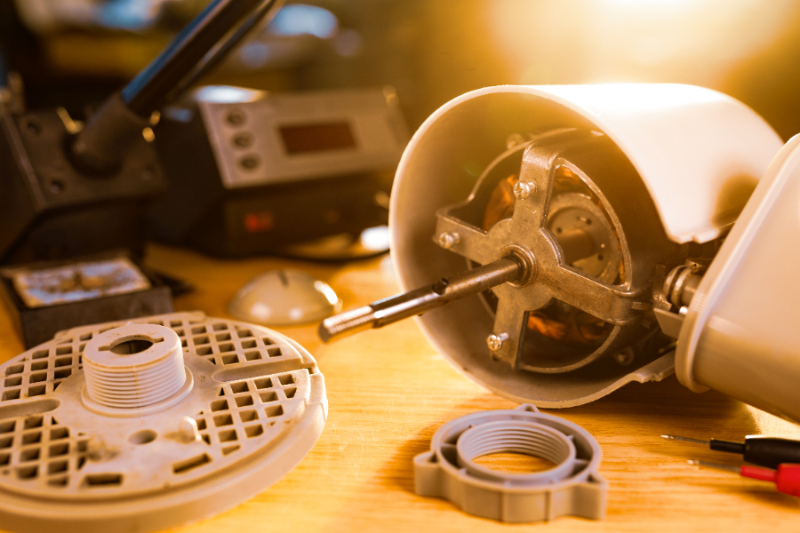 Le support de la bobine d'une coupe bordure ryobi est démonté