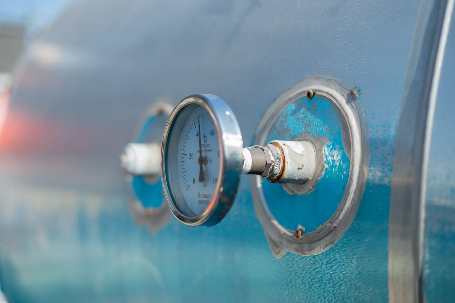 Ce compteur d'eau installé à l'extérieur est rempli d'eau