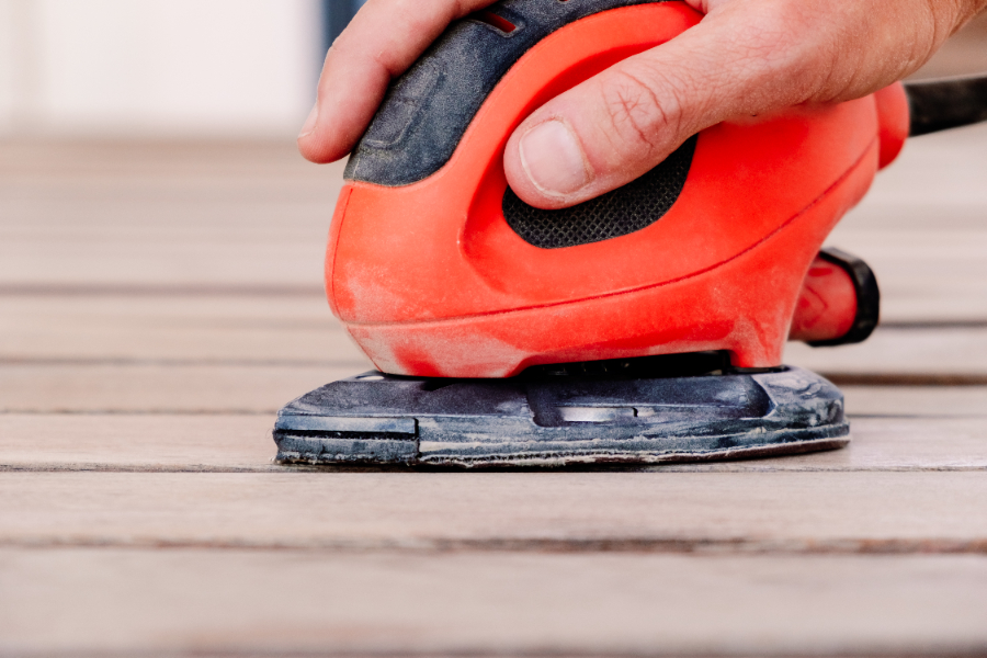 Un homme utilisant une ponceuse d'une marque Feider