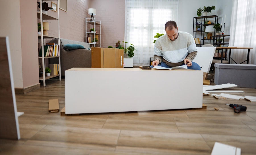 Un salon avec un canapé convertible ouvert, dont une partie du sommier est sortie de son emplacement