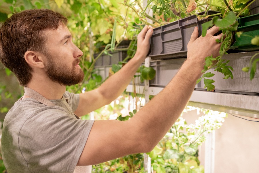 Gouttière suspendue sous une toiture en bac acier avec débord optimisé