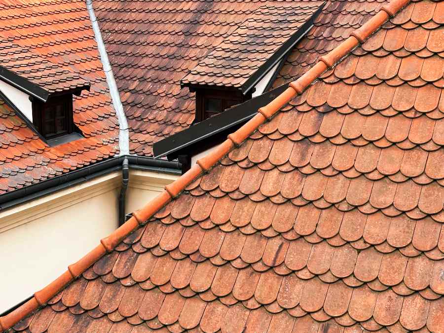 Détail de fixation des liteaux avec distance adaptée aux tuiles romanes