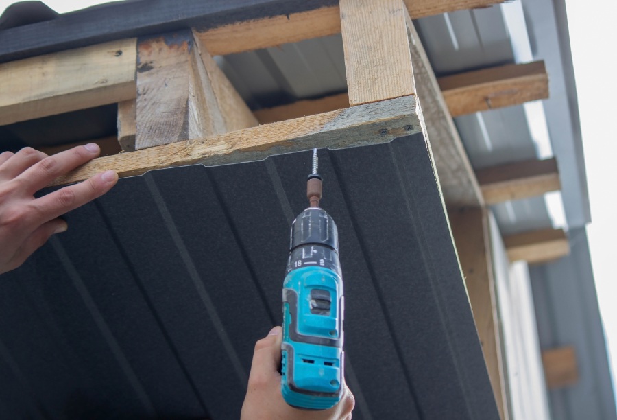 Installation d’un bac acier fixé sur support OSB