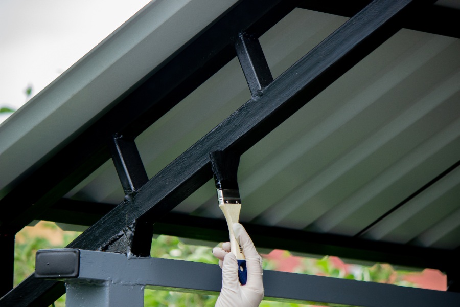 Vue latérale d’un garage moderne avec toit bac acier à faible inclinaison
