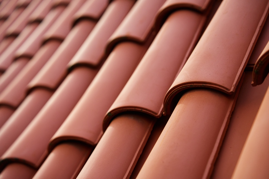 Palettes de tuiles empilées dans un dépôt, avec une étiquette de prix indiquant un tarif attractif au m²