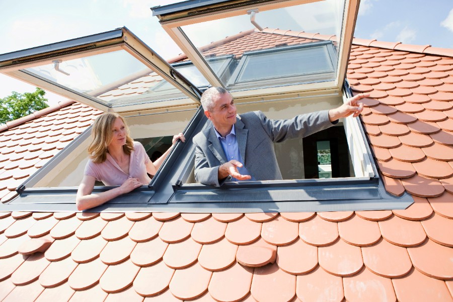 Fenêtre de toit Velux White Finish installée dans une chambre lumineuse