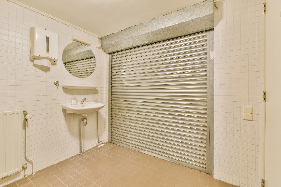 Volet solaire de toit ajustant sa position selon la programmation