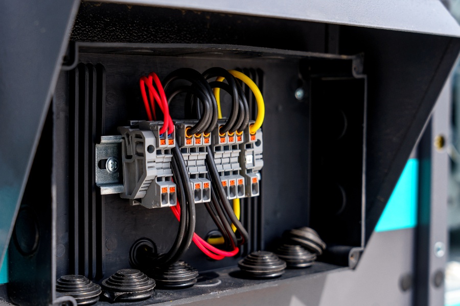 Installation d’un contacteur triphasé par un électricien qualifié