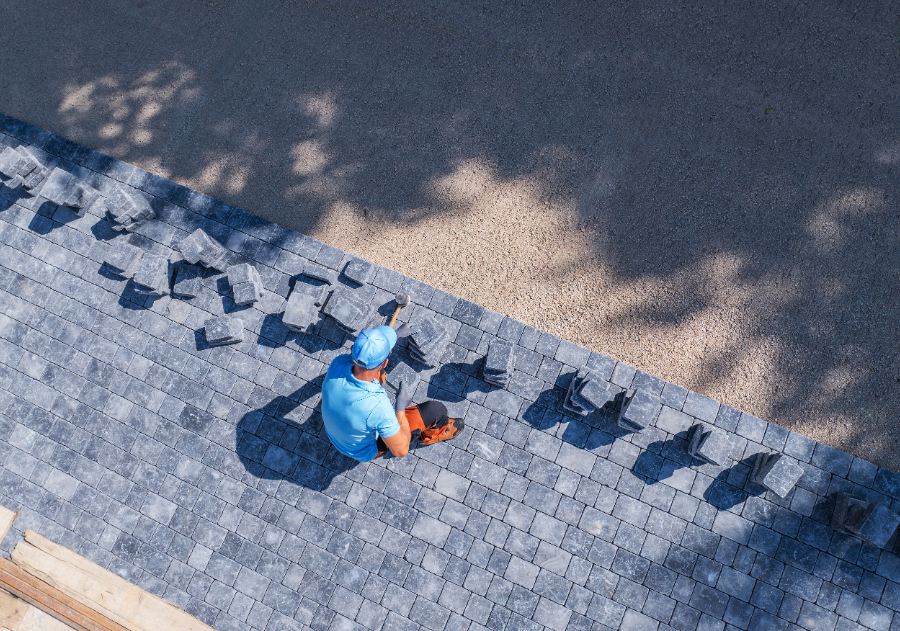 Joints de pavés remplis d’un mélange sable, ciment et chaux