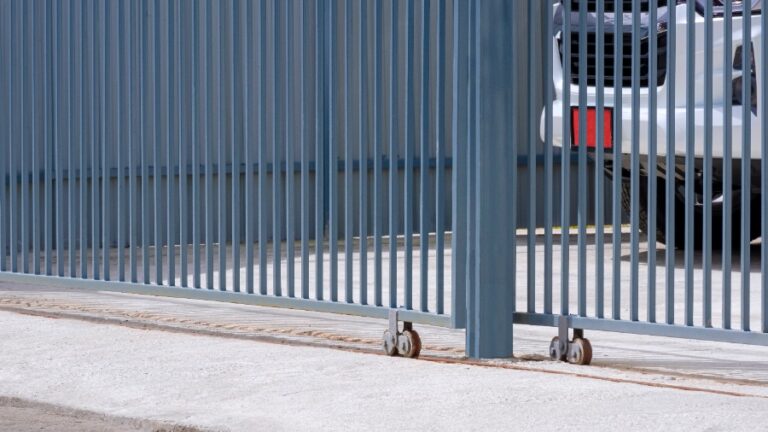 Un moteur Came installé sur un portail coulissant