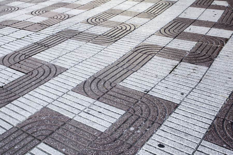 Allée pavée avec des joints réguliers réalisés avec du sable et du ciment additionné de chaux