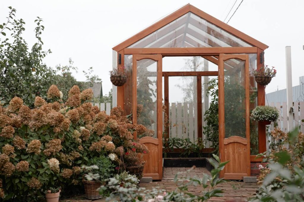 Un cadre de porte en bois assemblé avec des équerres et des vis, posé à plat pour vérification