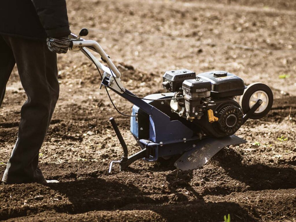 Carter de protection démonté pour atteindre la courroie de transmission