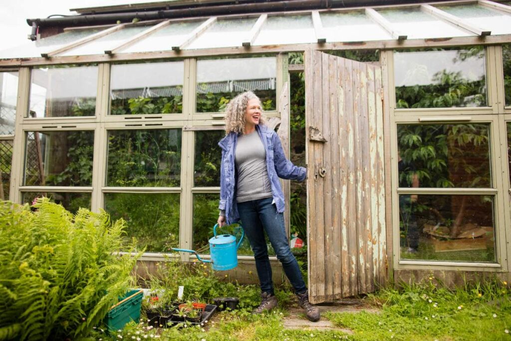 Des charnières métalliques fixées sur le montant en bois, assurant une ouverture fluide et stable