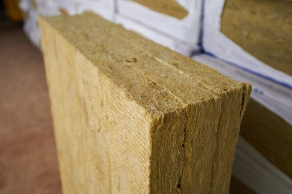 Laine minérale compressée légèrement entre le mur et les montants