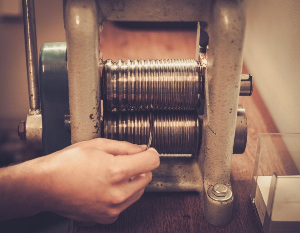 Montage du ressort sur l’axe du régulateur, avec flèches indiquant la tension correcte