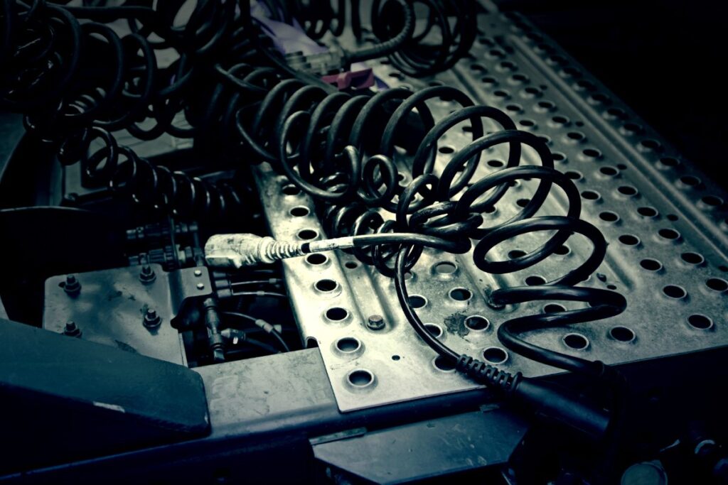 Pièces détachées du régulateur alignées sur une surface, prêtes à être assemblées selon le schéma technique