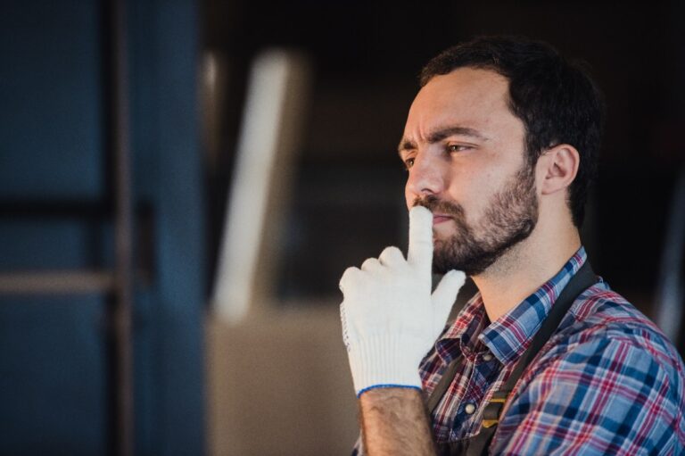 Intérieur de maison silencieux où un bruit aigu semble provenir d’une zone précise