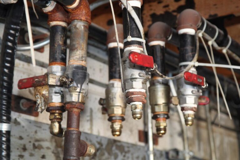 Vanne de remplissage de la chaudière légèrement ouverte pour faire entrer l’eau dans le circuit