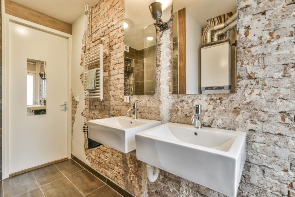 Mur en pierre idéal pour la salle de bain