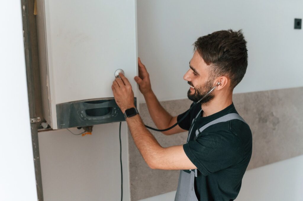 Un homme qui vérifie le problème avec la chaudière Dietrich Naneo