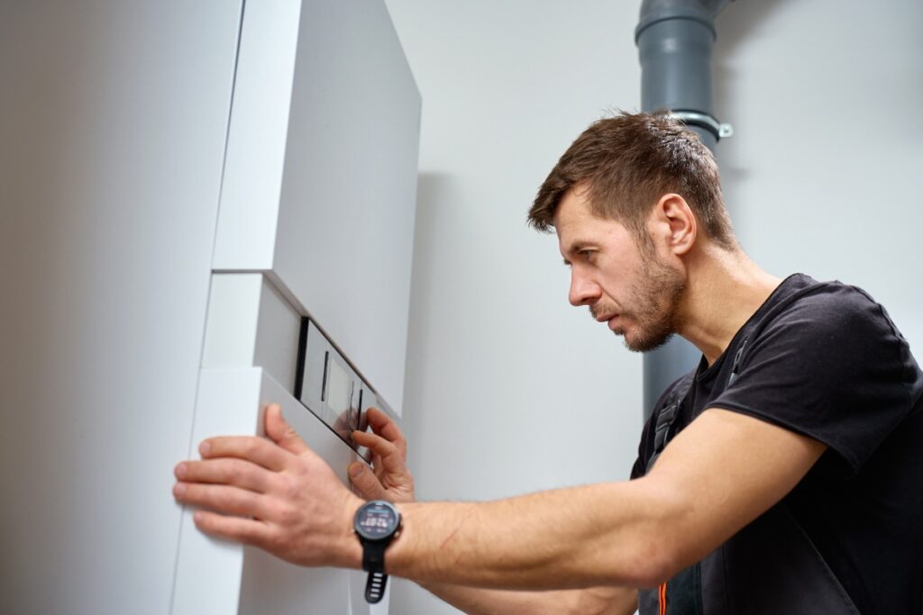 Un homme voyant une erreur 612 sur une chaudière chaffoteaux Mira C Green 