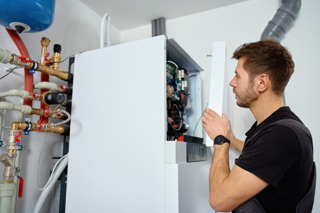 Un technicien affichant le code erreur Lo affiché sur la chaudière Leblanc