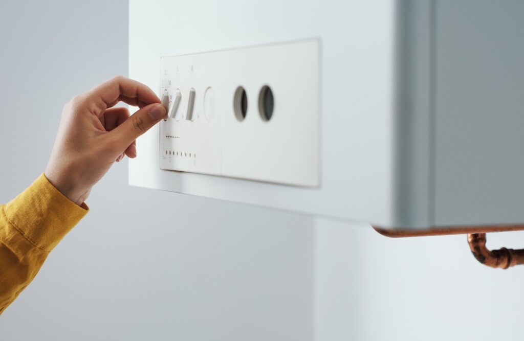 Une personne effectuant un reglage sur une chaudière Dietrich Naneo