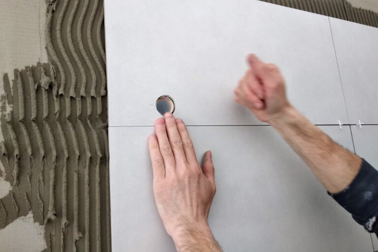 Une personne qui réalise une pose carrelage de douche