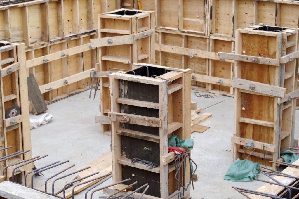 Coffrage en béton sur un chantier