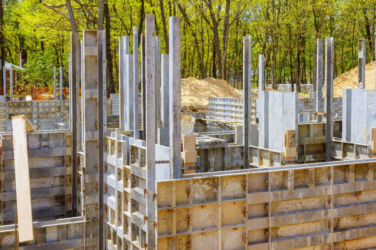 Travaux de construction de coffrage en béton