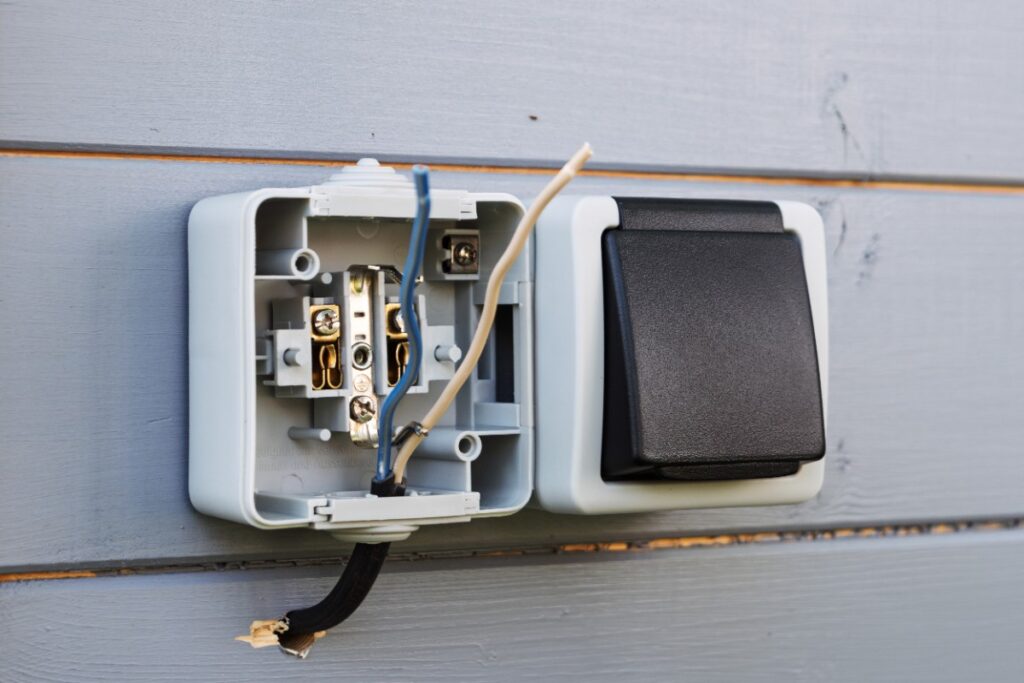 Interrupteur de lumièere avec extracteur d'air branché