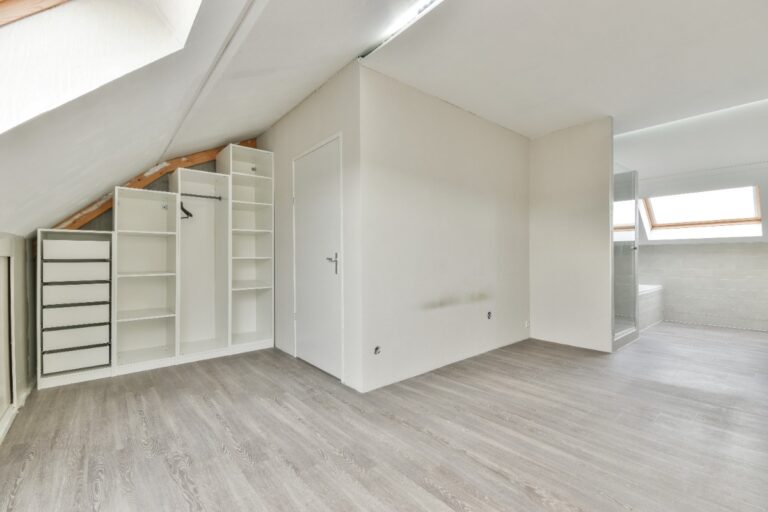 Un placard monté sous pente à l'intérieur d'une maison