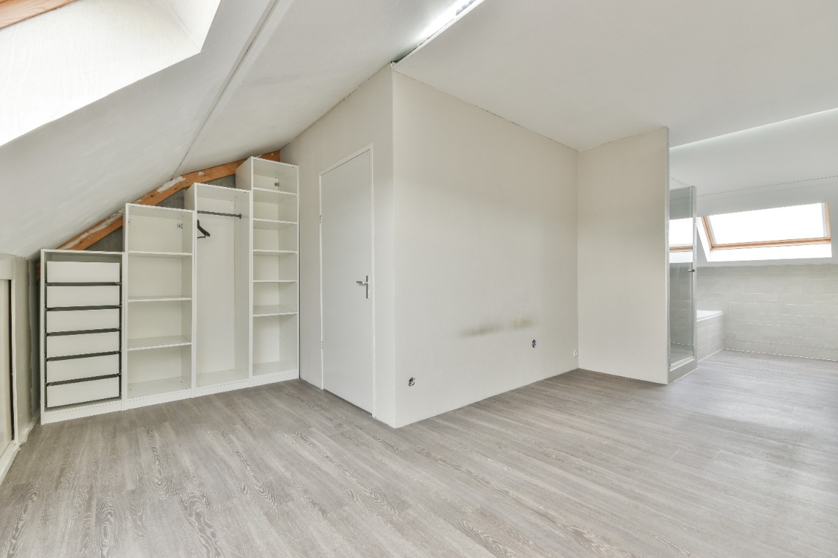 Un placard monté sous pente à l'intérieur d'une maison