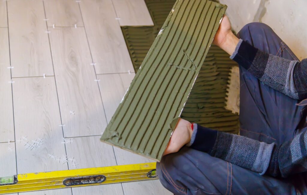 Pose de carrelage sur le sol