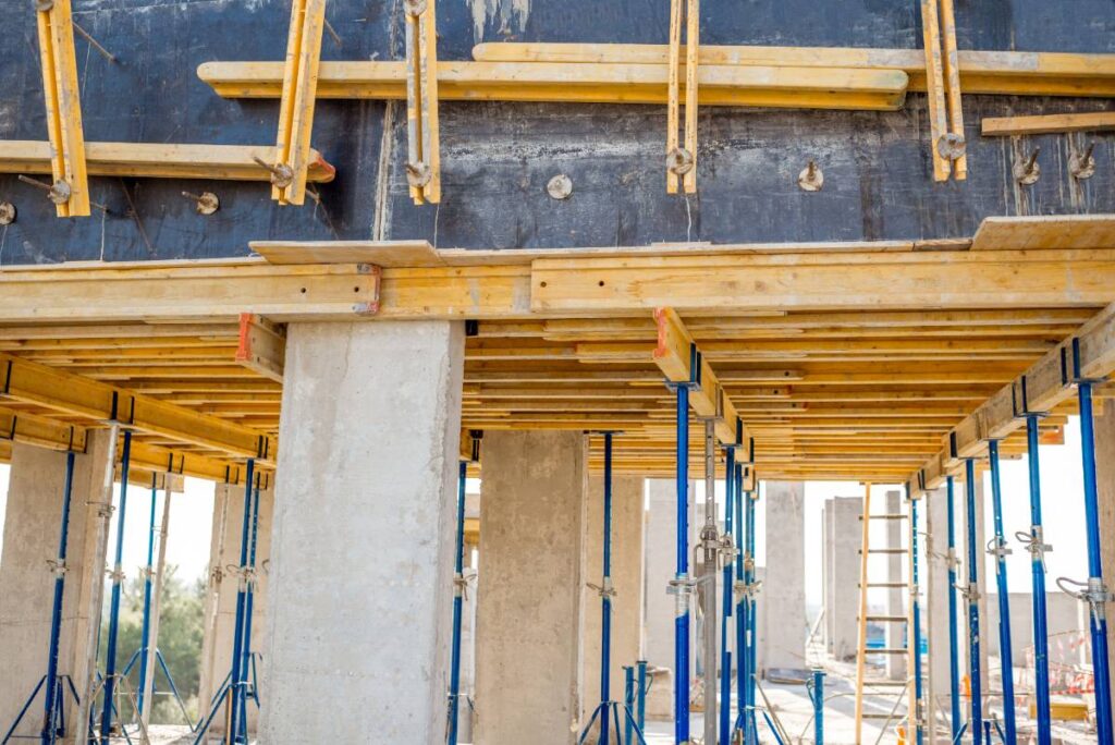 Réalisation d'un coffrage sur un chantier