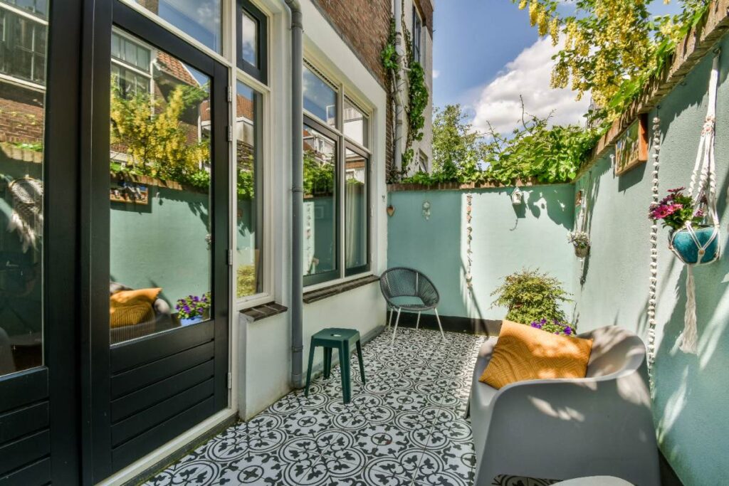 Réalisation d'une terrasse carrelée au seuil de baie vitrée