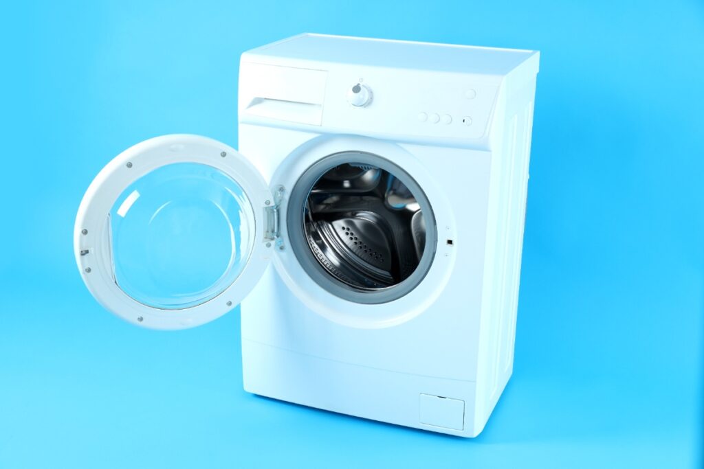 Un lave-linge avec une porte ouverte