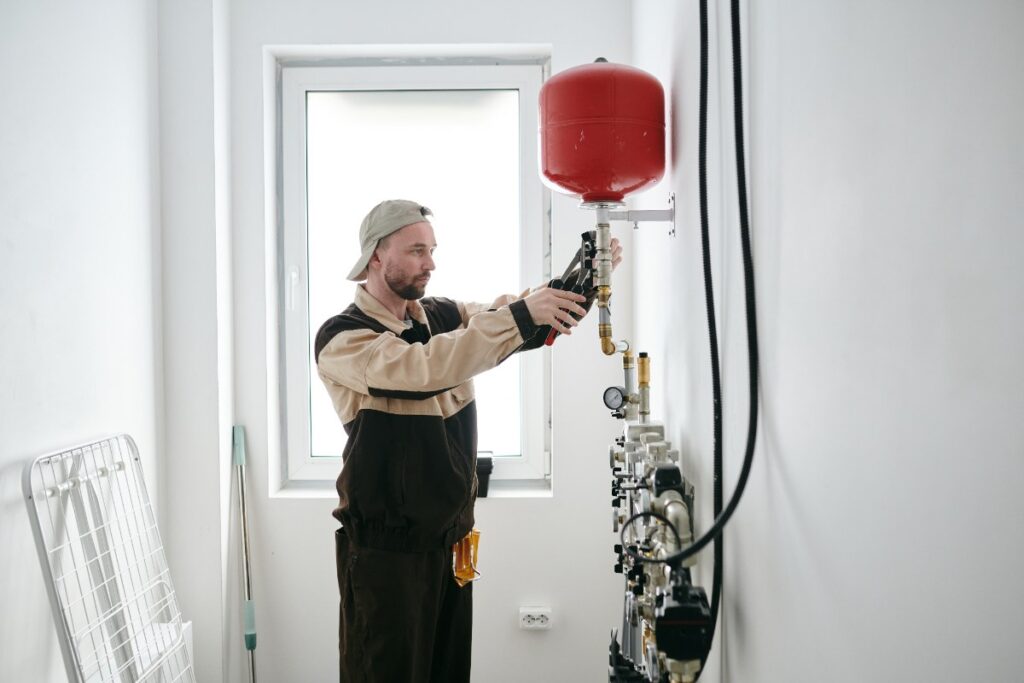 Un preofessionnel installant une vase d'expansion sanitaire