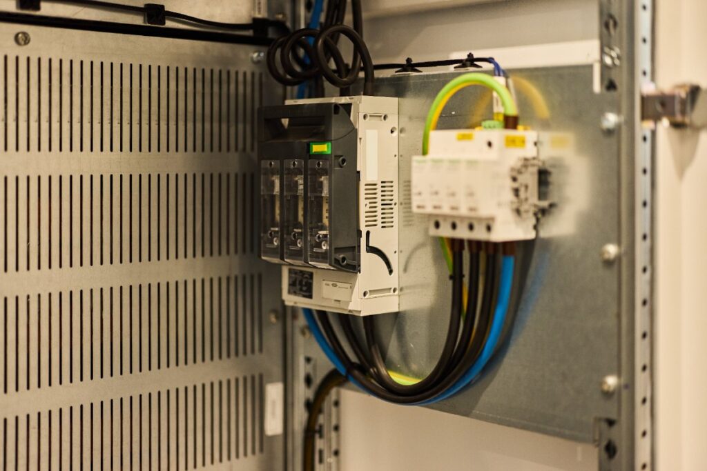 Un télérupteur Merlin Gerin Multi 9 TL branché dans la maison