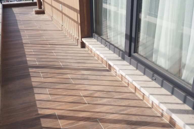 Une terrasse carrelée au seuil de baie vitrée