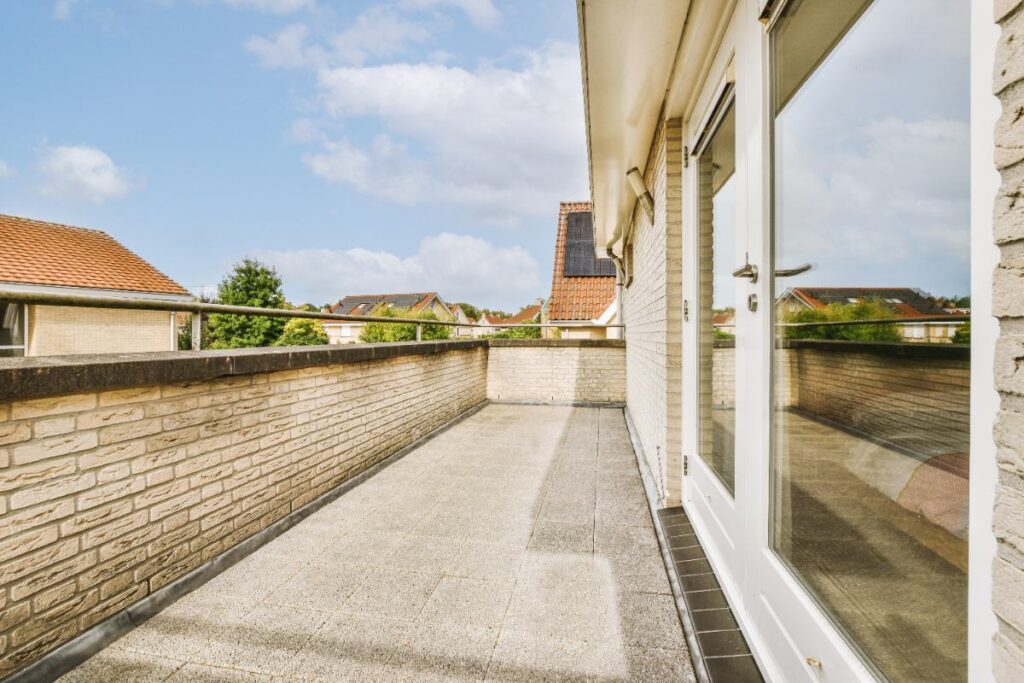 Carrelage sur une terrasse au seuil de baie vitrée