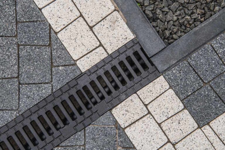 Un caniveau installé entre une allée