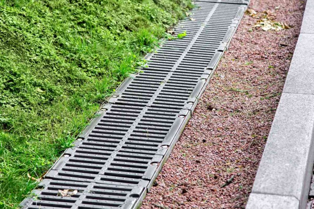 Un caniveau installé dans le jardin