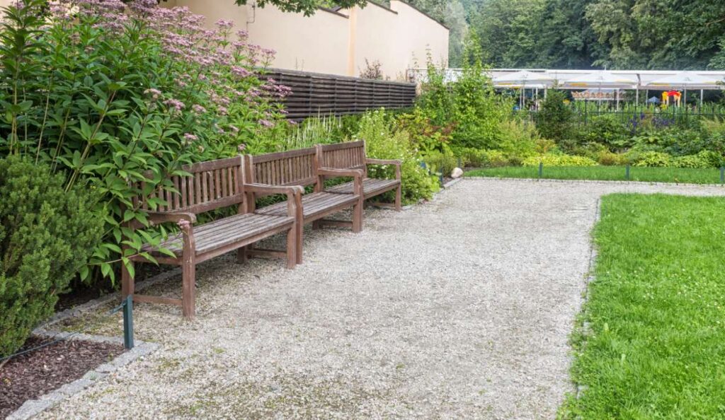 Une chaise installée dans le jardin près d'une allée