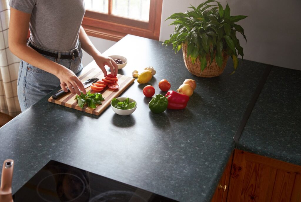 Une femme préparant des repas dans la cuisine